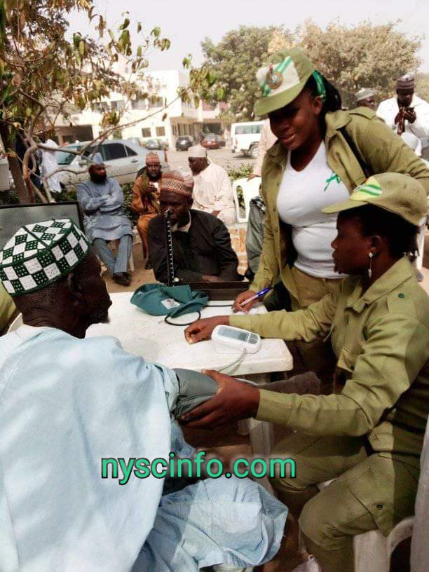 Kano NYSC member donates reading glasses to 240 patients
